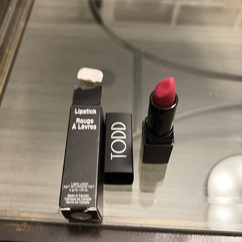 Brand new Rouge A Louvre with box (top broken). Color is You g Love.